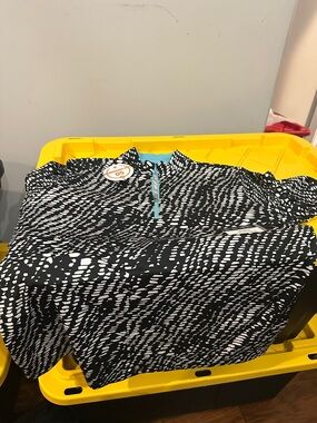 Womens Black & White Short Sleeve Patterned Tee with Zip Detail